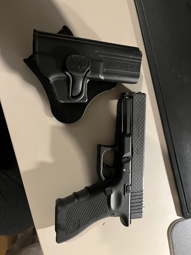 Image 1 for Glock 17 gen 4 + holster, missing BBu spring