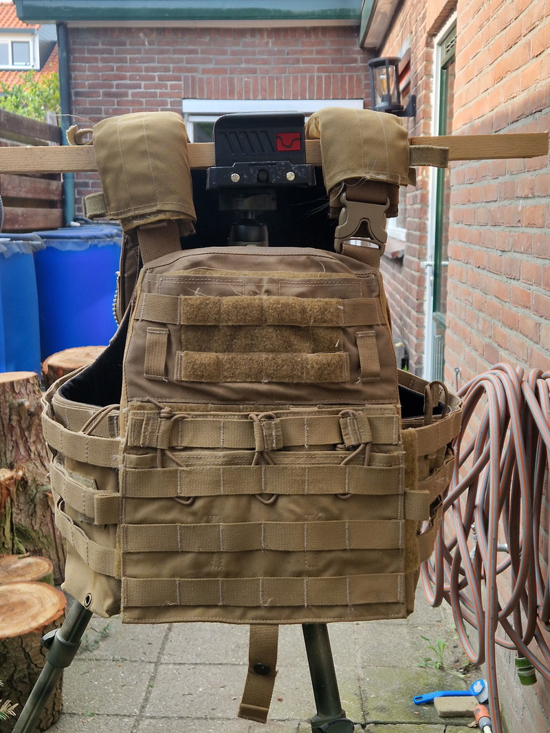 Image 1 pour Crye AVS Medium, Standard Platebags, Harnass, 3band cummerbund, wingpouches & backpanel