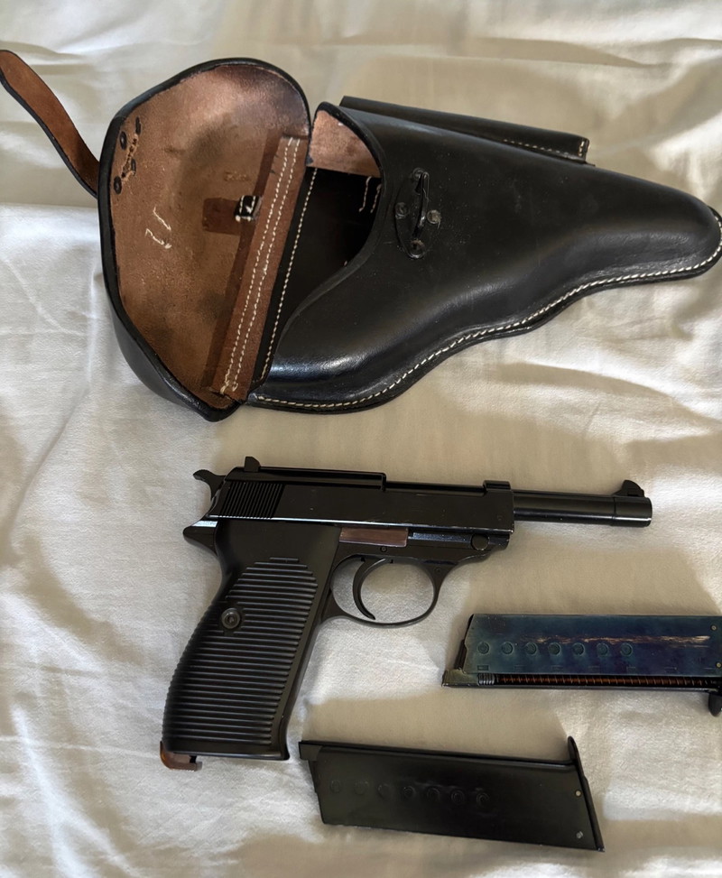 Afbeelding 1 van P38 met holster en magazijnen