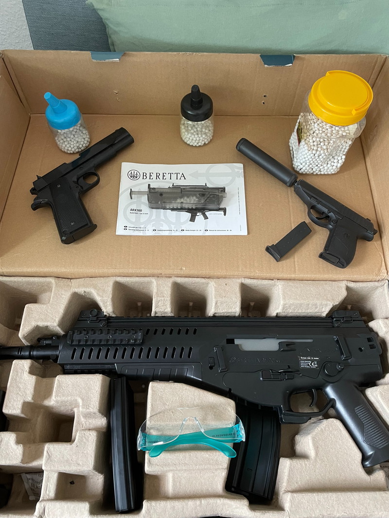 Afbeelding 1 van Airsoft starter package: Beretta ARX160 + 2 handguns