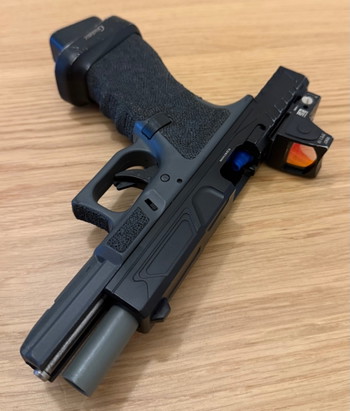 Afbeelding 3 van Army Armament R17 (Begadi Version) + 1x GBB Mag and 1x Co2 Mag, Co2 and Red Dot