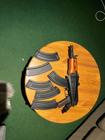 Afbeelding 2 van AK 47u von Begadi nur 6 Mal benutzt mit 6 Magazinen und 2 Akkus