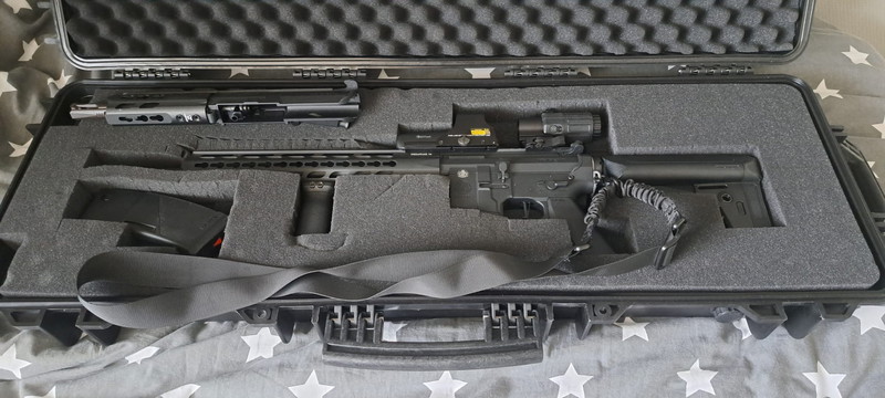Image 1 for Trident MK2 SPR/PDW bundle Black met scoop, front grip en 1 punts sling. geweer koffer er ook bij.