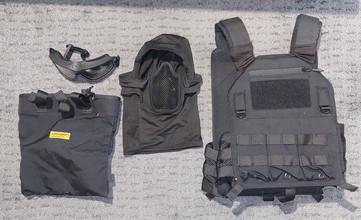 Afbeelding van plate carrier, mask, goggles, mag dump pouch