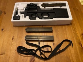 Afbeelding van P90 met extra mags, sling en red dot