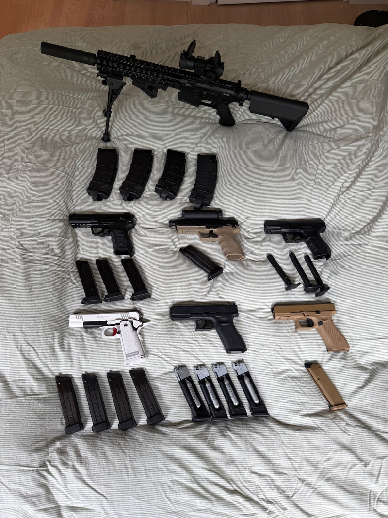 Afbeelding 1 van Complete set airsoftwapens, inclusief opbergboxen en extra magazijnen