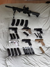 Afbeelding van Complete set airsoftwapens, inclusief opbergboxen en extra magazijnen