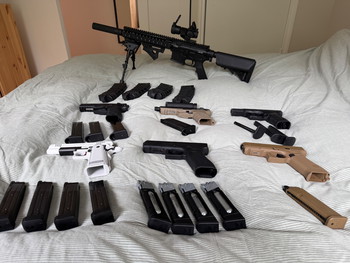 Afbeelding 2 van Complete set airsoftwapens, inclusief opbergboxen en extra magazijnen