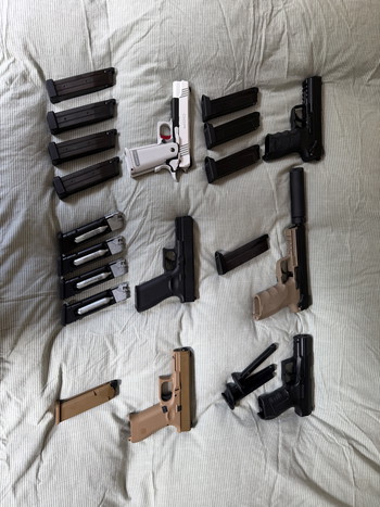 Afbeelding 3 van Complete set airsoftwapens, inclusief opbergboxen en extra magazijnen