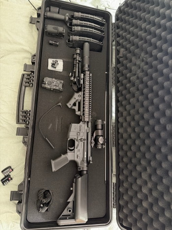 Afbeelding 4 van Complete set airsoftwapens, inclusief opbergboxen en extra magazijnen