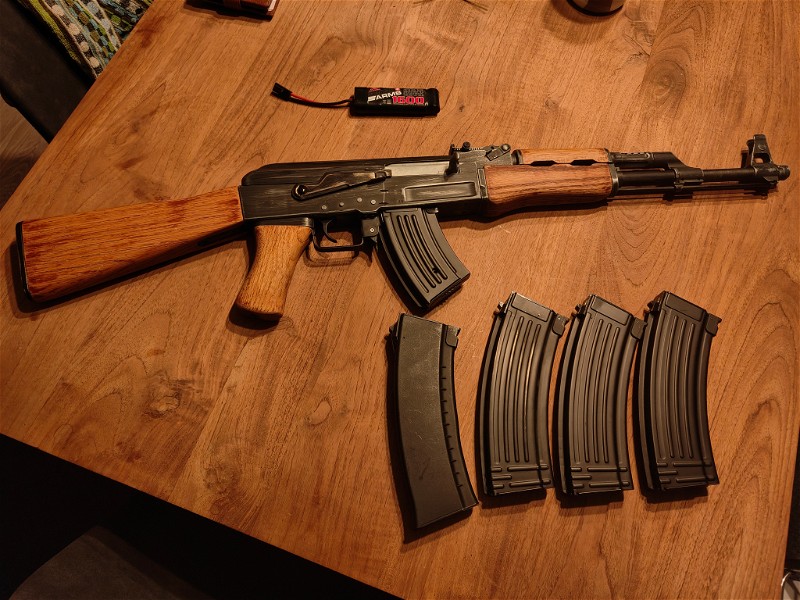 Afbeelding 1 van AK47 met 5 laders en batterij (wood)