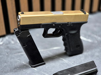 Bild 2 für WE Glock 17 GEN 3 GBB Airsoft Pistol - Gold Slide (Limited Edition)