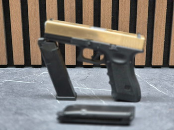 Bild 3 für WE Glock 17 GEN 3 GBB Airsoft Pistol - Gold Slide (Limited Edition)