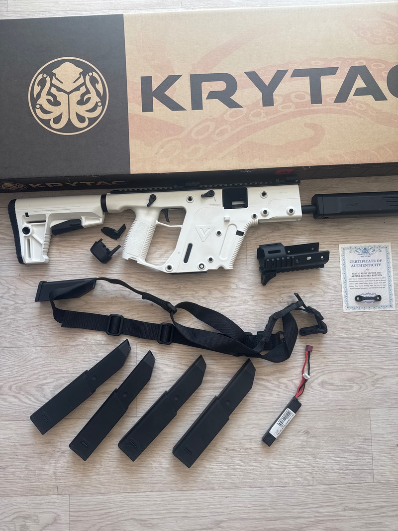 Bild 1 für Alpine Kriss Vector SMG met THOR supressor, slingen extra mags