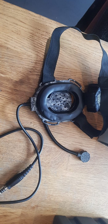 Afbeelding 3 van Mitch fasthelmet PJ met earmor headset en push to talsk en een Z-tac headset.