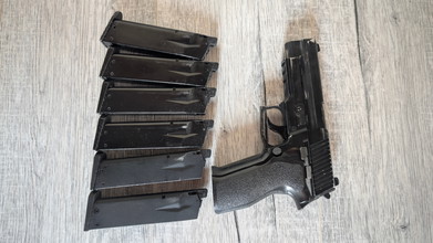 Imagen para Kjw p226 met 2 nieuwe mags en 4 oude die lekt