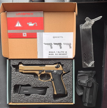Imagen 2 de Beretta MOD92 Desert-Tan GBB (Umarex) + Tactical Holster + Desk Stand