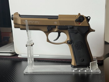 Imagen 4 de Beretta MOD92 Desert-Tan GBB (Umarex) + Tactical Holster + Desk Stand