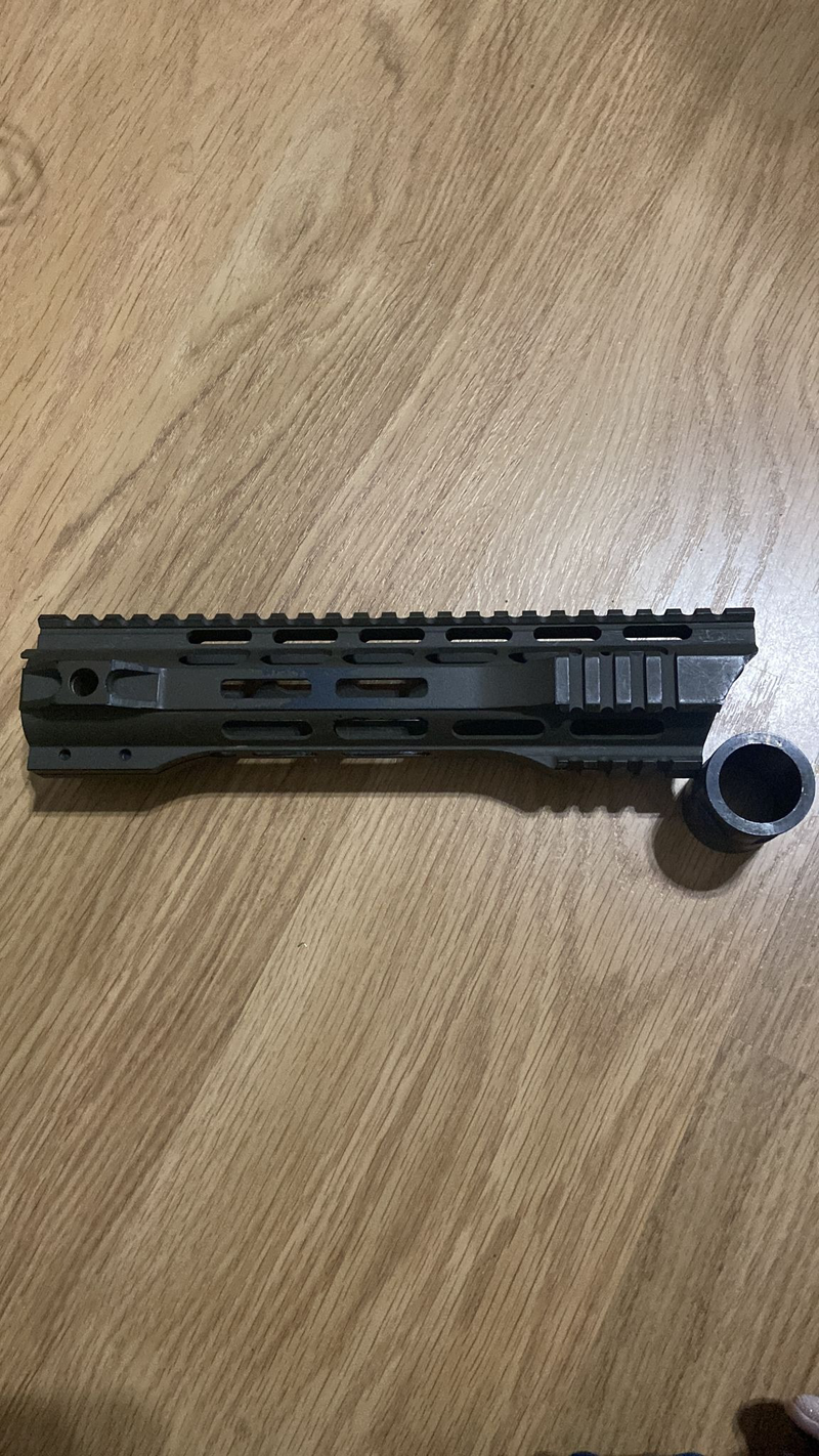 Afbeelding 1 van 10 Inch Free Float Mlok M4/M16/AR15 Handguard (zwarte base, olive drab spraypainted)