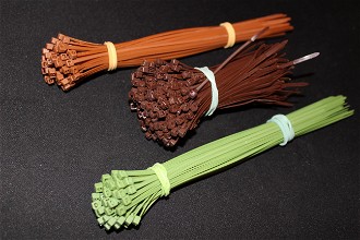 Afbeelding van Groen en Bruine zipties kabelbinders voor replica's en gear in bos gebieden