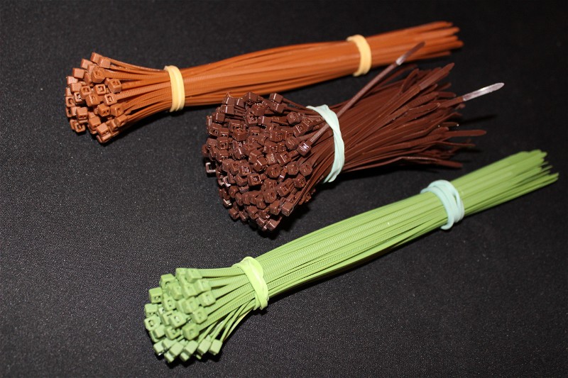 Image 1 for Groen en Bruine zipties kabelbinders voor replica's en gear in bos gebieden
