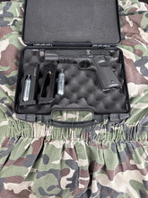 Afbeelding van 1911 met koffer