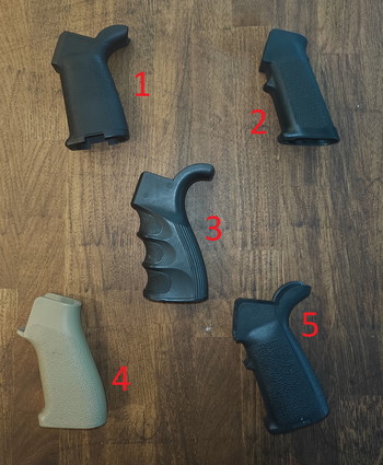 Afbeelding 2 van Pistolgrips voor je M4 replica - incompleet