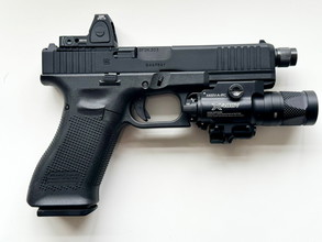 Imagen para Suppressor ready, Glock 17 Gen5 MOS, with Surefire X400 (red laser) / RMR Trijicon red dot and Glock Guncase.