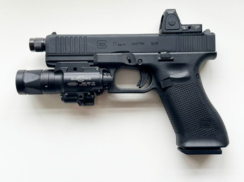 Afbeelding 2 van Suppressor ready, Glock 17 Gen5 MOS, with Surefire X400 (red laser) / RMR Trijicon red dot and Glock Guncase.