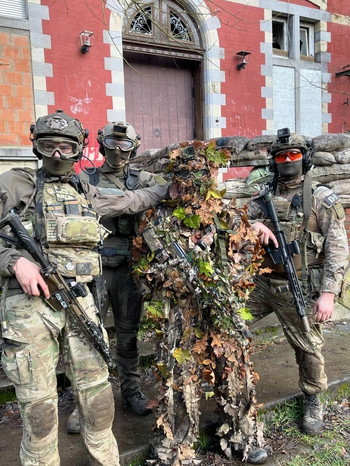 Afbeelding 2 van Handgemaakte leaf/ghillie suit