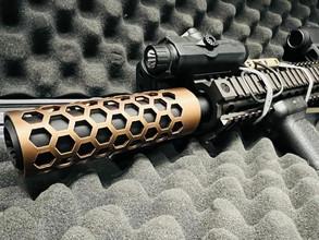 Image pour Custom Airsoft Suppressor Honingraat Design in kleur naar wens!