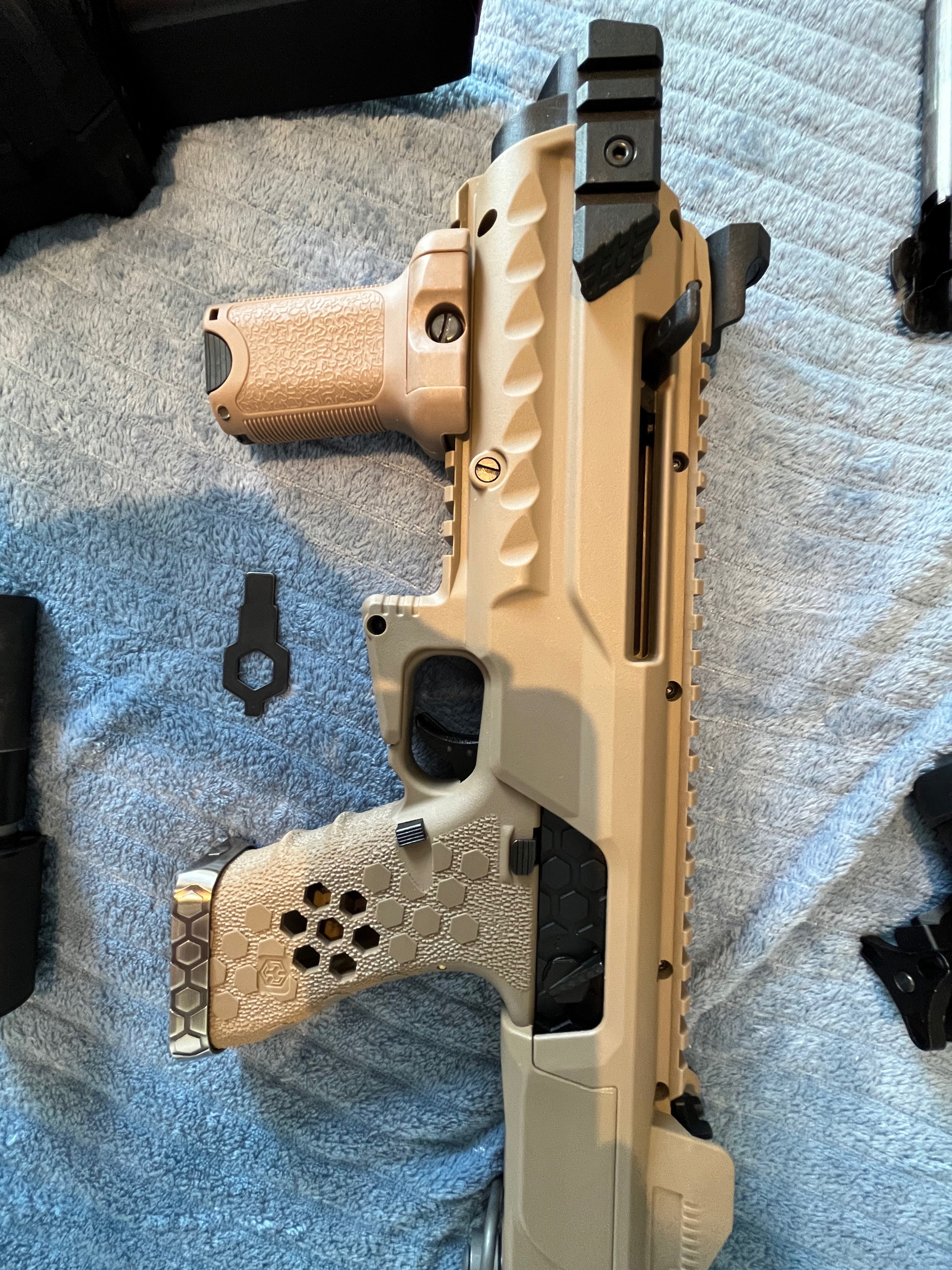 Glock G18 AW Customs VX02 met Body Kit en accessories. Complete set ...