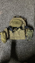 Afbeelding van Plate carrier Coyote kleur vol met accessoires.