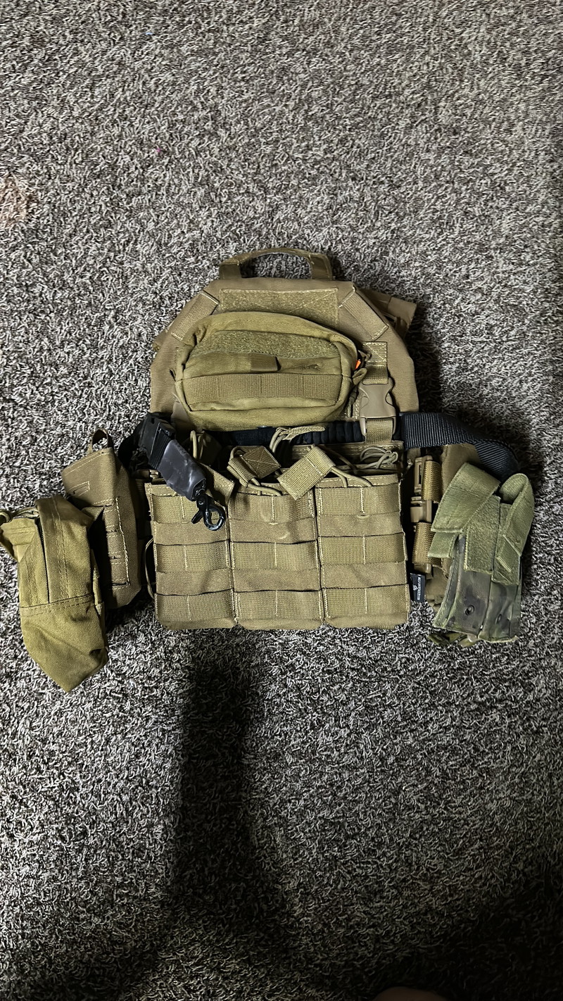 Afbeelding 1 van Plate carrier Coyote kleur vol met accessoires.