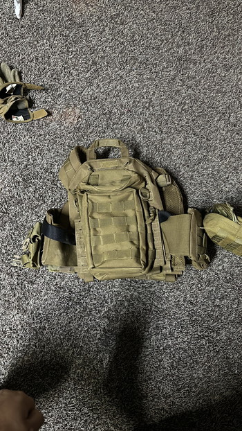 Image 2 pour Plate carrier Coyote kleur vol met accessoires.