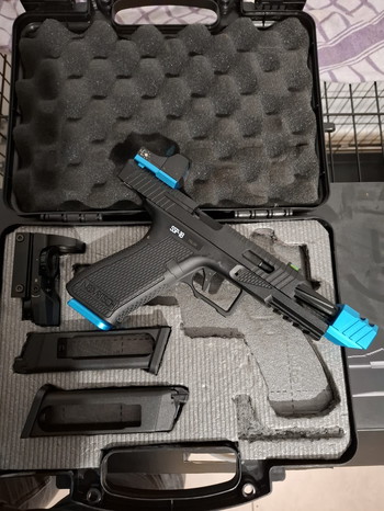 Afbeelding 2 van Novritsch SSP18 (With blue modifications / CO2 version) + 3 mags + Free bag of BBs