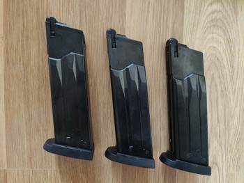Bild 3 für Tokyo Marui MK23 fully upgraded + 3 magazines en originele items
