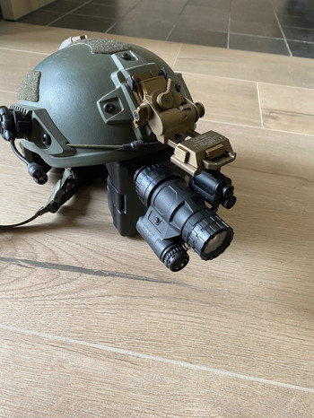 Imagen 2 de Ballistische helm in combinatie met een Tanto NVG gen2+