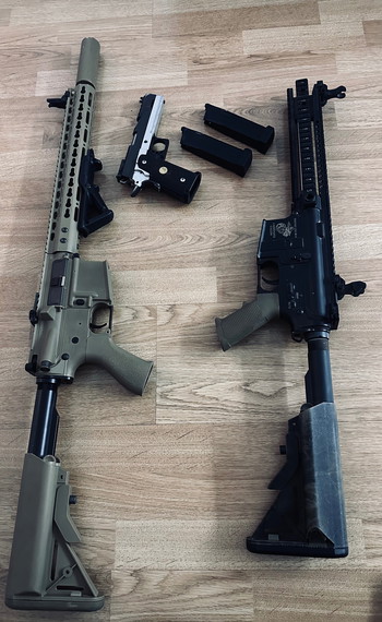 Afbeelding 2 van Complete airsoft set 2x AR pistool veel accessoires