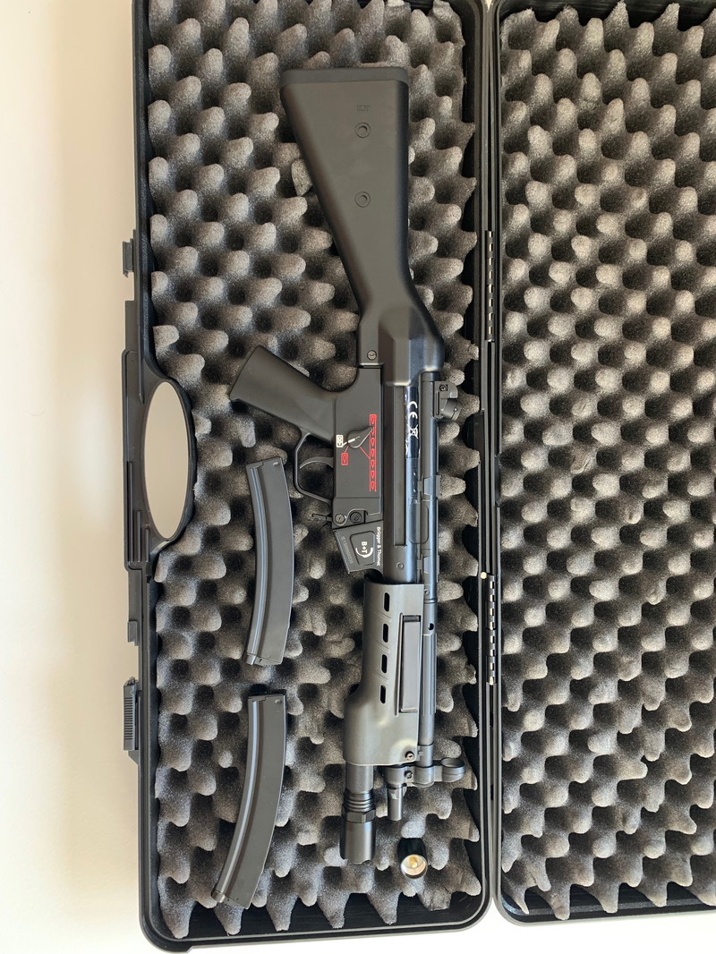 Afbeelding 1 van MP5 met twee hi-capa magazijnen en zaklamp