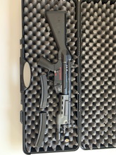 Afbeelding van MP5 met twee hi-capa magazijnen en zaklamp