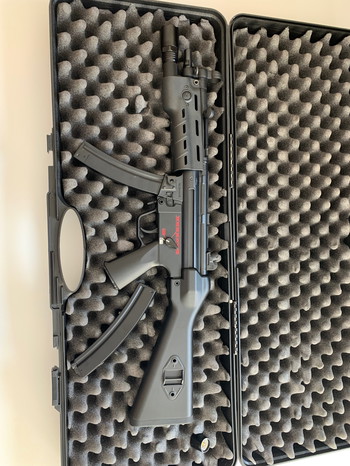 Afbeelding 5 van MP5 met twee hi-capa magazijnen en zaklamp