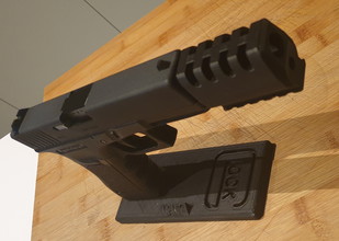 Afbeelding van glock 17 met compensator