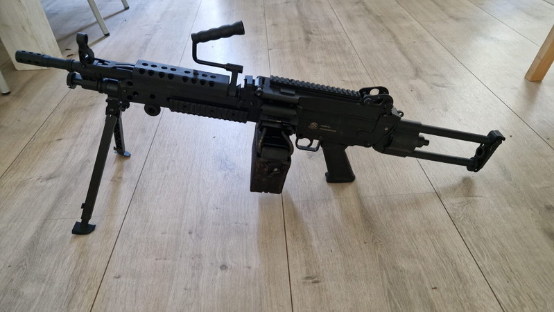 Afbeelding 1 van Cybergun FN M249 Featherweight AEG | Box Mag | Originele doos