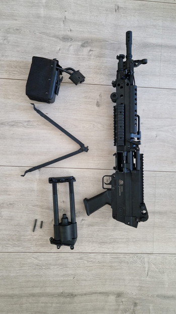 Afbeelding 2 van Cybergun FN M249 Featherweight AEG | Box Mag | Originele doos