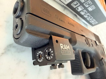 Afbeelding 2 van Umarex Glock 4 replica + RAM red laser (+ extra batterijtjes) + speedloader