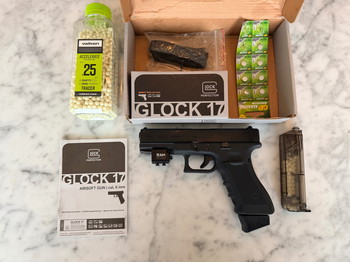 Afbeelding 3 van Umarex Glock 4 replica + RAM red laser (+ extra batterijtjes) + speedloader