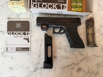 Afbeelding 4 van Umarex Glock 4 replica + RAM red laser (+ extra batterijtjes) + speedloader