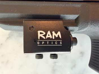 Afbeelding 5 van Umarex Glock 4 replica + RAM red laser (+ extra batterijtjes) + speedloader