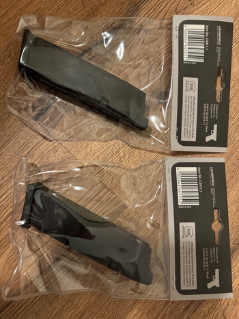 Image 2 for 2 glock 17 mags